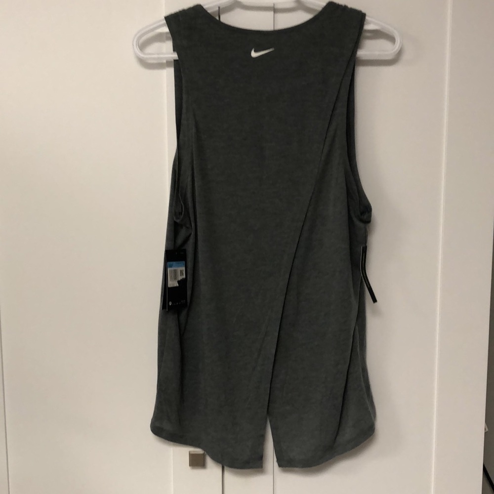 💕💕 Host pick⭐️⭐️⭐️- Nike ladies dri-fit workout top - Picture 4 of 6